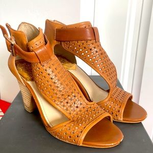 Vince Camuto pearli booties